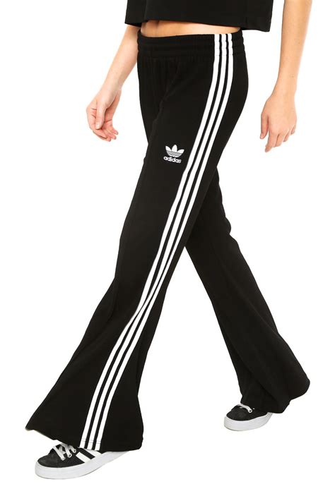 calça adidas originals flare listrada preta